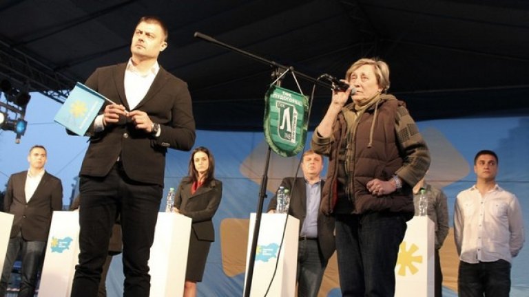 Робева отказва "хрантутеници и безличия" да си "точат зъбките" върху й и заявява в отворено писмо, че няма да приеме ордена