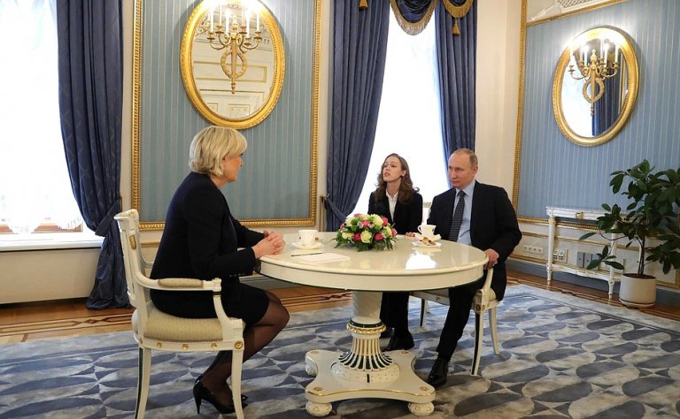 Марин льо Пен обсъжда с Владимир Путин потенциално бъдещо сътрудничество с Русия по време на посещението си в Москва през март 2013 г.