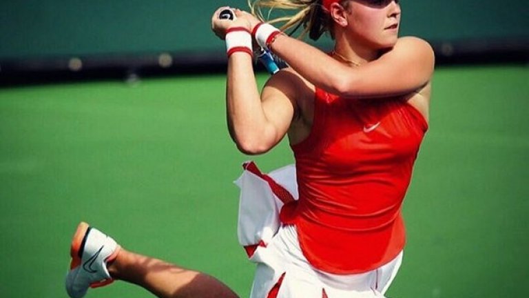 При изпълнение на бекхенд - крака, косата...