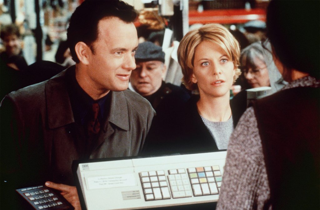 \"Имате поща\" (You\'ve Got Mail, 1998)
20 години след излизането си, този филм с участието на Том Ханкс и Мег Раян все още блести като нов. Той играе собственик на голяма верига книжарници, която отваря нов магазин точно до нейната малка независ