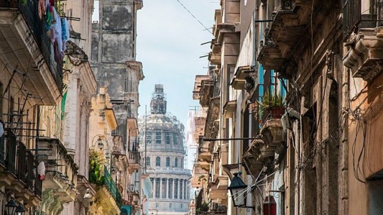 Идват работниците на държавната телефонна компания, изкопават яма, за да прокарат кабели - и си тръгват, без да запушат и преасфалтират дупката.