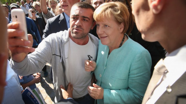 Меркел лично посрещна бежанците, но напливът им се оказа непосилен за правителството й 