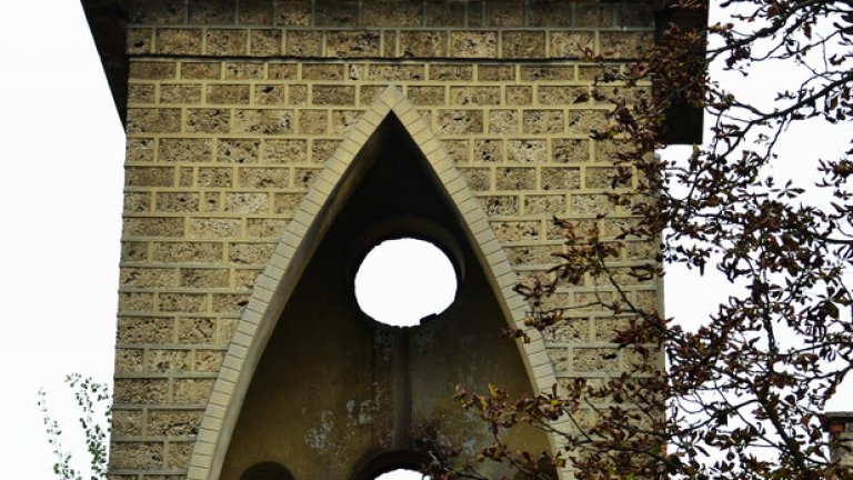  Кулата над централния вход, заедно със скулптурната композиция “Ангелът със старецът и старицата”, изработена от чешкият майстор Йосиф Шквара
