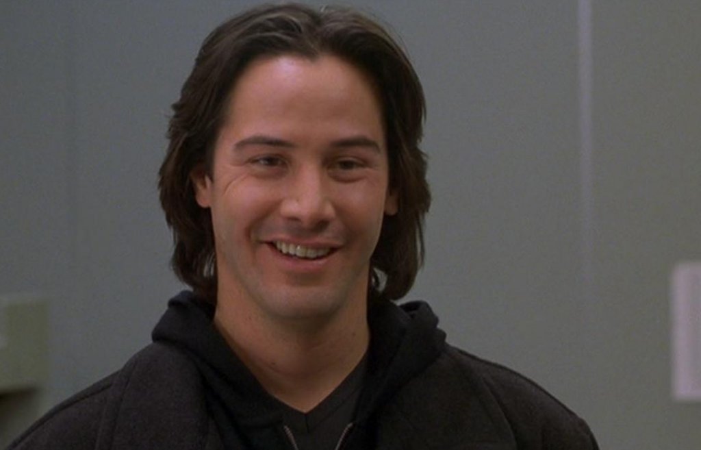 По думите му неговият приятел Джо Шарбаник, режисьор на филма, е фалшифицирал подписа на Рийвс в договор за участие в ролята на антагониста. За да се измъкне от ситуацията Рийвс е трябвало да премине през дълга съдебна битка и той решава, че ще е по-лесно просто да заснеме "Под наблюдение". Друга клауза му забранява и да разкрива тези детайли 12 месеца след пускането на филма по кината, но това има и добра страна - Рийвс по никакъв начин не се опитва да  популяризира The Watcher. Ако сте гледали вече филма, вероятно знаете защо.