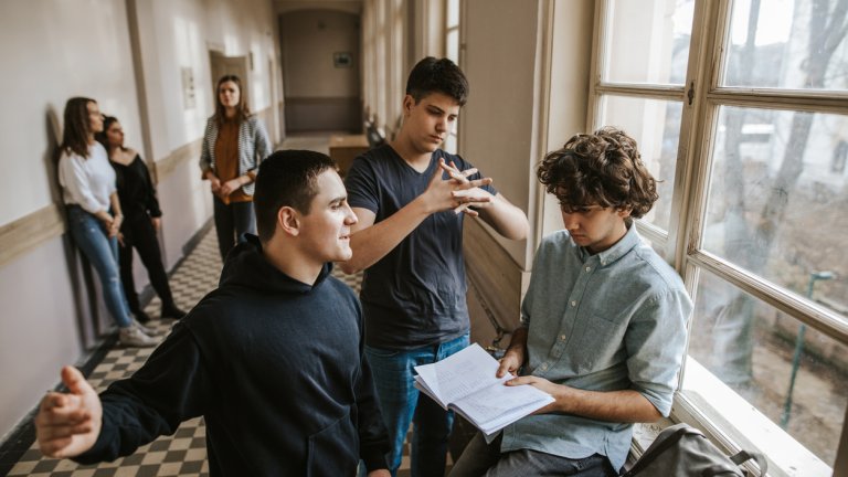 Те са криво научени, че трябва да мачкат, за да ги уважават