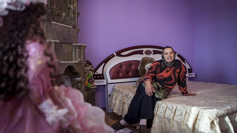 Стелияна е седнала на леглото на дъщеря си и обяснява, че къщата през повечето време стои празна. Децата си идват само за празници и сватби.