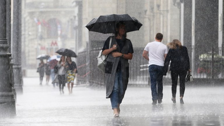 Код "Оранжев" за обилни валежи в София и още 17 области