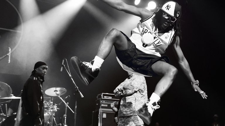 Public Enemy
Групата основана от Chuck D и Flavor Flav доби популярност със своите политически и социално ориентирани текстове и най-вече с критиката си към американските медии. Албумът им от 1988 г. “It Takes A Nation of Millions to Hold Us Back” постига огромен успех, като засяга проблемите в афроамериканската общност. Година по-късно излиза и сингълът “Fight the Power”, който и досега се счита за една от песните с най-голямо влияние в хип-хопа изобщо.