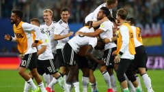 Радост в немския национален отбор - няколко дни след като Германия стана европейски шампион до 21 г., триумфира и отборът на Йоаким Льов