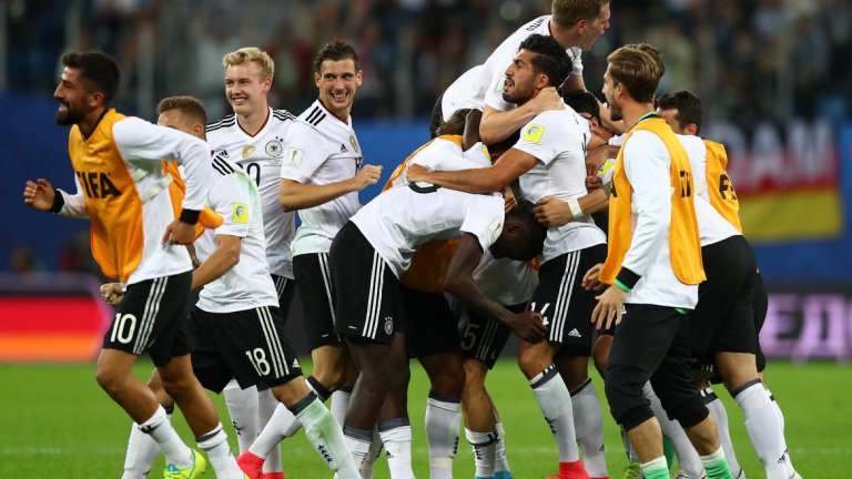 Радост в немския национален отбор - няколко дни след като Германия стана европейски шампион до 21 г., триумфира и отборът на Йоаким Льов