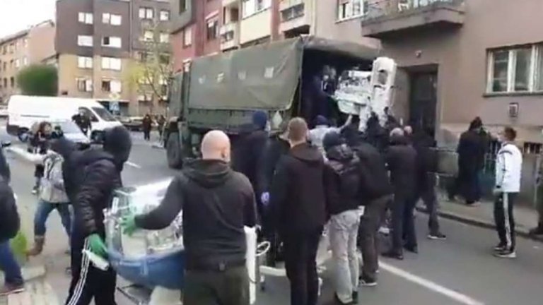 Хърватските ултраси реагираха бързо и помогнаха с преместването на бебетата и родилките