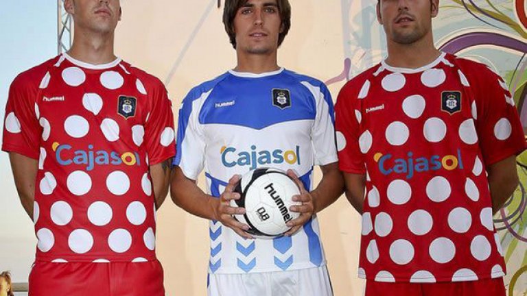 Рекреативо, защо го направихте!? Миналия сезон тимът от втора дивизия на Испания облече това - нарече го екип, разбира се, но... Естествено, съперниците се забавляваха охолно за сметка на тима. Най-меката шега бе, че екипът е проектиран от Мини Маус...