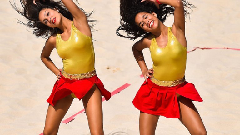 Плажният волейбол също е атракция в Огнената земя, а мажоретките не оставят публиката да скучае.