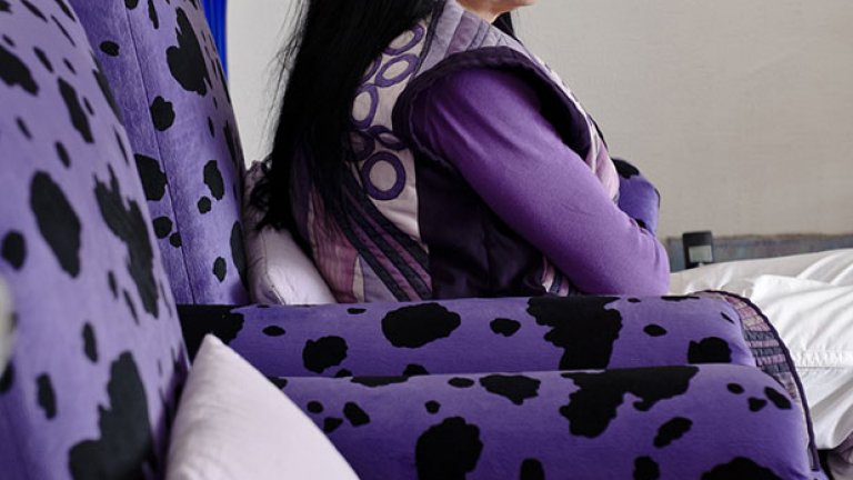 "Аз търся мекотата у хората. Лилавото е цветът на мекотата. Бях само на шест, когато си купих първия плат. Беше лилав и мек" - Спаска.