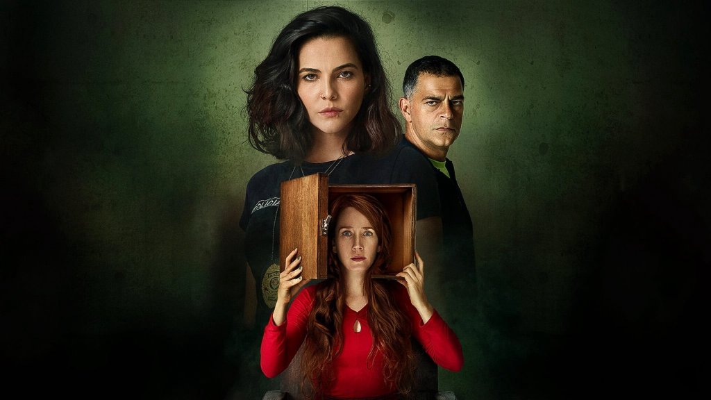 Good Morning, Verônica (Netflix) - 1 октомвриТози обещаващ крими сериал идва от Бразилия и звучи като свежа хапка насред порциите полицейски сериали, с които вече до болка сме свикнали. Базиран върху романа на Рафаел Монтес, той изследва отблизо историята на Вероника Торес - полицейски секретар, която работи в отдела за убийства в управлението в Сао Пауло. Омъжена и с две деца, нейната рутина се прекъсва, когато става свидетел на шокиращо самоубийство на млада жена, при това в същата седмица, когато получава анонимно обаждане от отчаяна жена с молба за помощ.