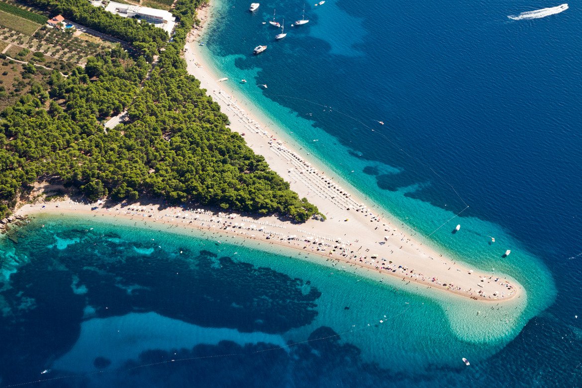  Плаж Златни рат, Брач, Хърватия 

Златни рат се намира на най-високия остров в Адриатическо море – Брач. Самият плаж е едно от най-екзотичните и интересно изглеждащи места в този списък заради формата си. Извивката представлява общо 600 метра плажна ивица, вдадена напред във водата.

В зависимост от ветровете и теченията плажът леко мени своята форма. Водата е кристално чиста, а пясъкът е невероятно добре поддържан. Освен красивата природа, в Брач се срещат и няколко редки видове птици. Златни рад е предпочитана дестинация и от любителите на уиндсърфинга. 