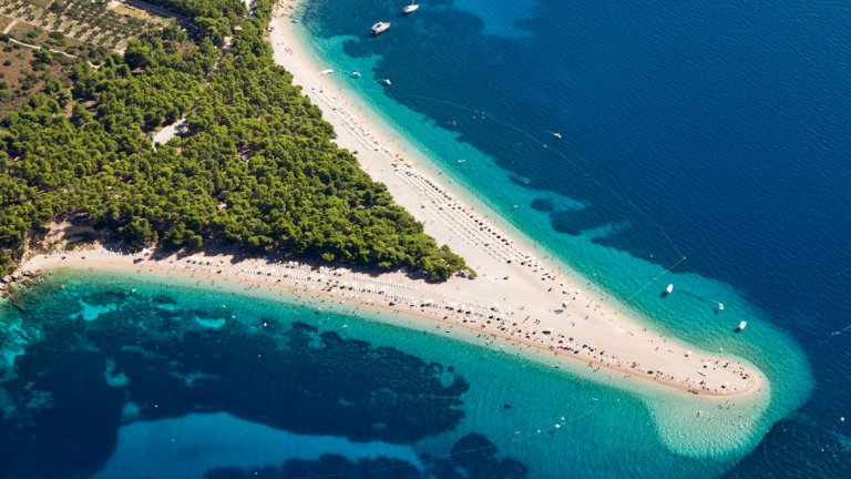  Плаж Златни рат, Брач, Хърватия 

Златни рат се намира на най-високия остров в Адриатическо море – Брач. Самият плаж е едно от най-екзотичните и интересно изглеждащи места в този списък заради формата си. Извивката представлява общо 600 метра плажна ивица, вдадена напред във водата.

В зависимост от ветровете и теченията плажът леко мени своята форма. Водата е кристално чиста, а пясъкът е невероятно добре поддържан. Освен красивата природа, в Брач се срещат и няколко редки видове птици. Златни рад е предпочитана дестинация и от любителите на уиндсърфинга. 