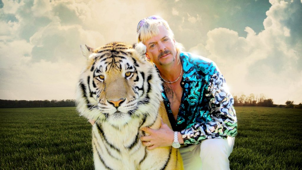 Tiger King: Murder, Mayhem and Madness
Едно шоу успя да обиколи света тази година, докато коронавирусът ни беше поставил под блокада - Tiger King. Откачени, кичозни, странни и съвсем не чисти пред лицето на закона - героите в документалната поредица представят света на собствениците на големи, редки котки - тигри, лъвове, леопарди, пантери и т.н. В центъра на историята е Джо Екзотик - един от собствениците на собствен зоопарк за тези хищници, както и за неговата вражда с Карол Баскин, самопровъзгласена активистка за правата на въпросните големи котки, която реално обаче почти по нищо не се различава от хората, срещу които се бори. А, да и може би е убила втория си съпруг и го е дала на тигрите... Междувременно пък Джо влиза в затвора заради това, че се е опитал да поръча убийството ѝ... Tiger King е толкова откачен, че просто няма как да се опише накратко, а трябва просто да се изгледа. Впечатляващо е и си заслужава.