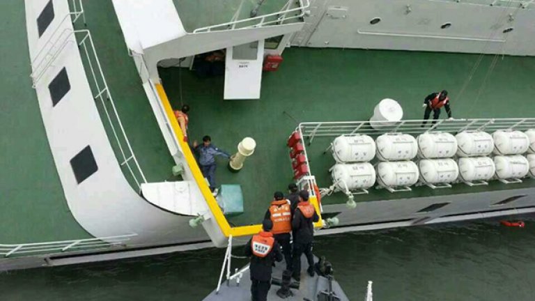 Ферибот с ученици потъна край Южна Корея