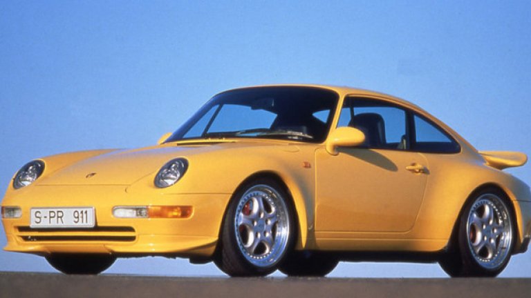 993 Carrera (1995)
Поколението 993 е последното с мотори с въздушно охлаждане и за мнозина е най-доброто в историята на 911. Предницата и задницата на колата са с нов дизайн, а задното окачване е вече многозвенно. 6-цилиндровият боксер е обем 3,6 литра, мощността му е 268 конски сили, а това е първият 911 с 6-степенна механична предавателна кутия.