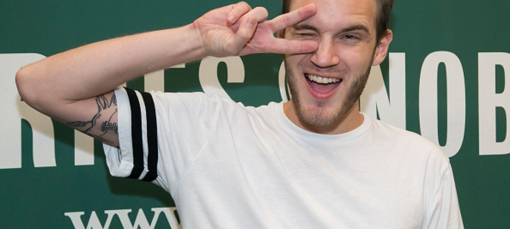 
9. Феликс Келбърг (PewDiePie)
Шведският геймър достига рекорния брой от 42,7 милиона абонати в YouTube, което го прави много по-популярен от някои телевизионни мрежи. Наскоро скючи и договор с Maker Studios, за да създаде своя собствена вирт