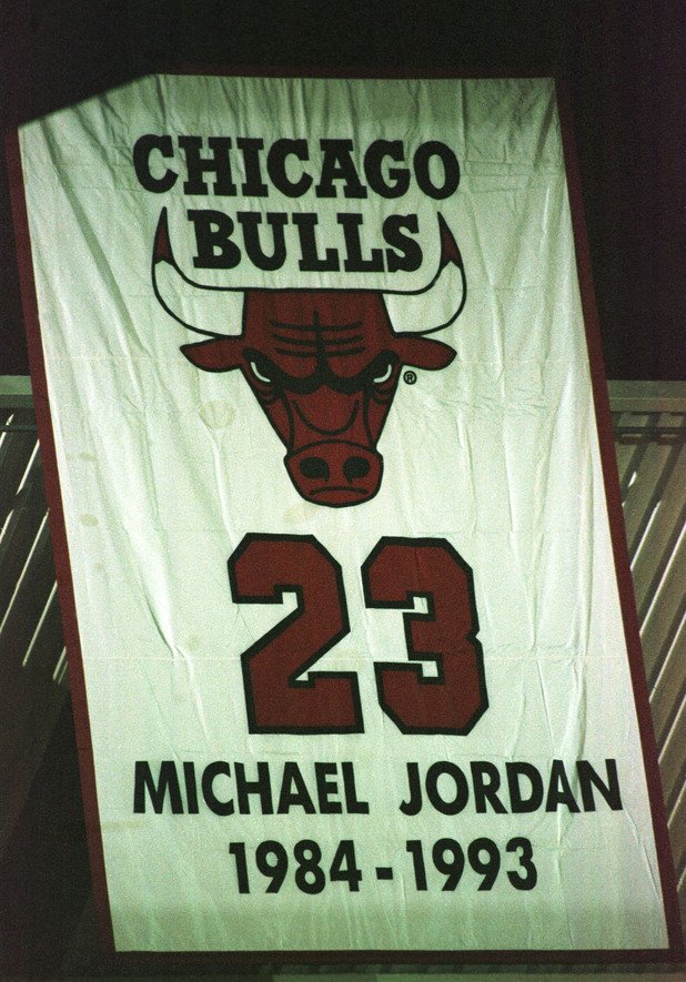 И вероятно най-големият в отборните спортове - Майкъл Джордан, чийто номер 23 е окачен и гледа гордо мачовете на Чикаго Булс от покрива на славата.