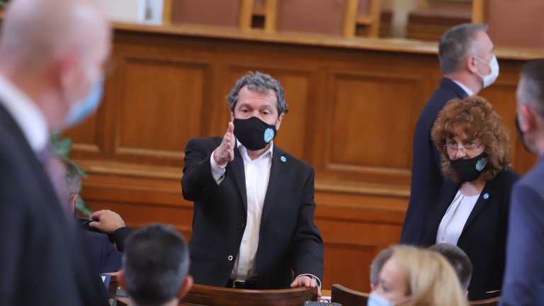 Тошко Йорданов коментира, че е безсмислено да му се задават въпроси, преди да бъде връчен мандатът
