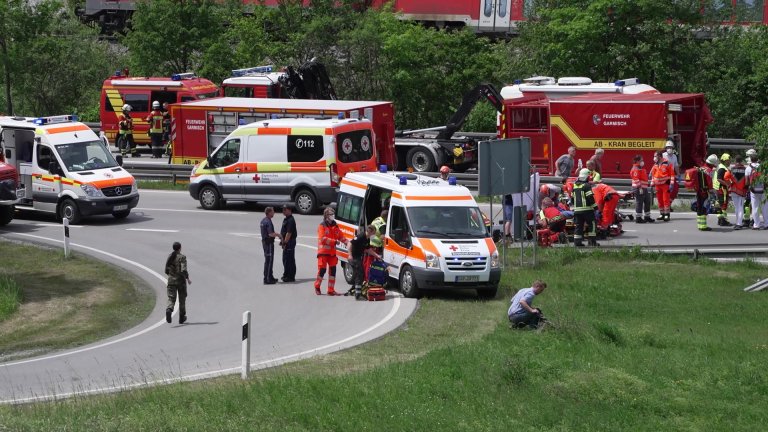 Жертви и ранени, след като влак дерайлира в Германия