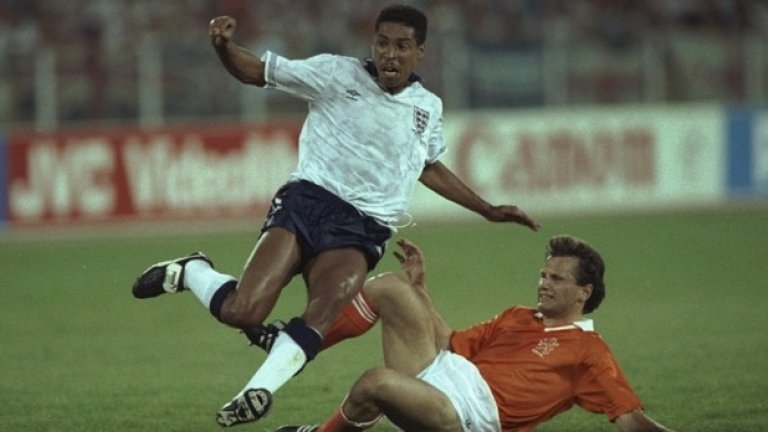 19. Дес Уокър
"Не можете да преминете през Дес", пееха феновете на Форест. И наистина малко нападатели успяваха. Движението му и интелекта на терена го превръщаха в перфектния централен бранител. Смяташе се за най-добрия английски защитник след Боби Мур. Накрая репутацията му отиде на кино след кратък престой в Италия.