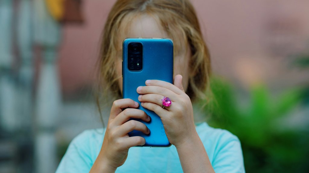 350 000 деца и младежи в Германия използват социалните медии „патологично“