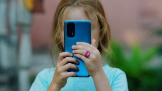 350 000 деца и младежи в Германия използват социалните медии „патологично“