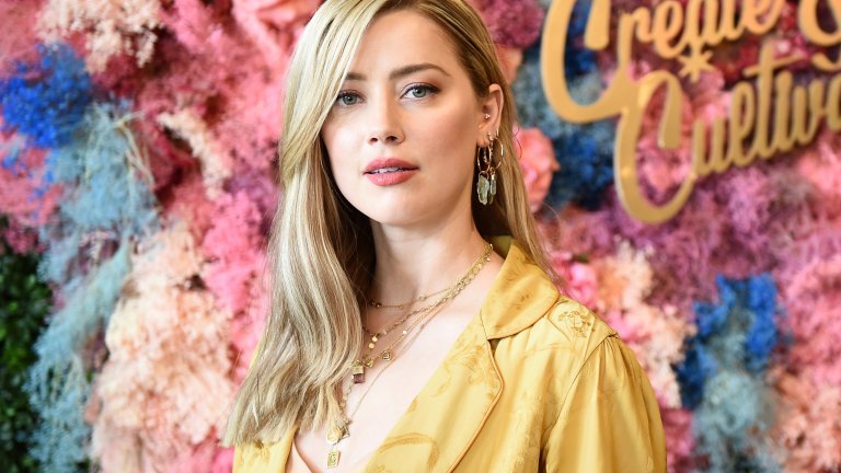 Критиците ѝ казват, че тя е известна повече със спорния си личен живот и най-вече с развода си с “карибския пират“ Джони Деп. Според тях Хърд трупа известност на гърба на богатите и популярни мъже, с които избира да се среща и сред които попадат не само Деп, но и милиардерът Илон Мъск например. Истината е, че Амбър действително има завиден опит в създаването на шумотевица около себе си, не задължително с добро. В галерията ще разберете за още няколко скандални случаи от живота на блондинката.