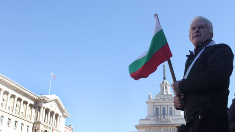 В традиционния "Неделник" по партийната телевизия "Алфа" националистическият лидер Волен Сидеров смело заяви, че НАТО стои зад фекалното замърсяване в Лозенец