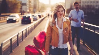 тъжна двойка, раздяла, каране