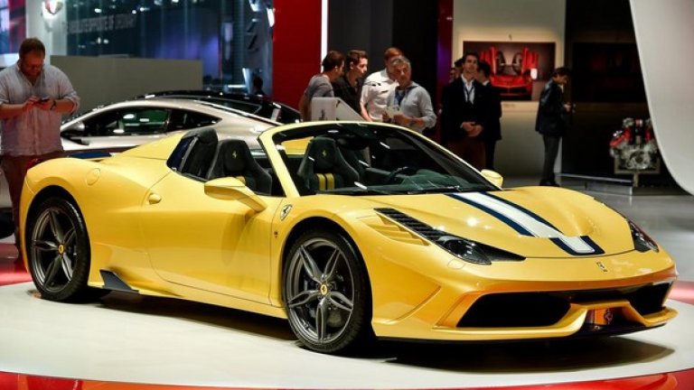 Ferrari 458 Speciale A
Няма как едно истинско автомобилно изложение да мине без модели на Ferrari, а тази година 458 Speciale A – откритата версия на впечатляващия 458 Speciale, е вълнуващо предложение.
Компанията от Маранело ще произведе едва 499 бройки от този модел – ексклузивност, подобна на тази на LaFerrari и брутална динамика – ускорение от 0 до 100 км/ч за по-малко от 3 секунди.
Твърдият покрив се сгъва за 14 секунди, което означава, че операцията може да се извърши и на светофар, но това е приятен акцент, нищо повече.