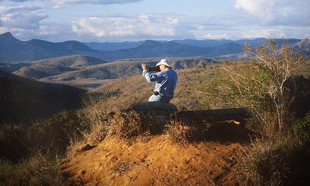„Солта на земята" (The Salt of the Earth) 

Най-новият филм на знаменития Вим Вендерс е документален портрет на фотографа Себастиао Салгадо, чието творчество разкрива неотслабваща вяра в човешката цивилизация. През последните 40 години Салгадо обикаля континентите, следвайки непрестанно променящото се човечество, и става свидетел на някои от най-важните събития от близката ни история: международни конфликти, глад и изселване. Покъртителните му снимки на човешки трагедии са представени из целия свят, но има и обвинения, че фотографът експлоатира жертвите за собствената си облага. Животът и работата на Себастиао Салгадо са представени от сина му Жулиано, който го придружава при последните му пътувания, и от Вим Вендерс, който също е фотограф и любител на черно-белите снимки.

Кога: на 14 март в зала 1 на НДК от 19.00, 15 март в Arena Deluxe Bulgaria Mall от 19.00, 16 март в Cine Grand от 18.30, 17 март в Културен център на СУ от 19.30, 18 март в Cinema City Mall of Sofia от 19.00, 19 март в G8 от 18.30, 20 март в кино Одеон от 18.30, 27 март в Евро Синема от 18.45, 28 март в G8 от 20.30 и 29 март в Дома на киното от 13.00
