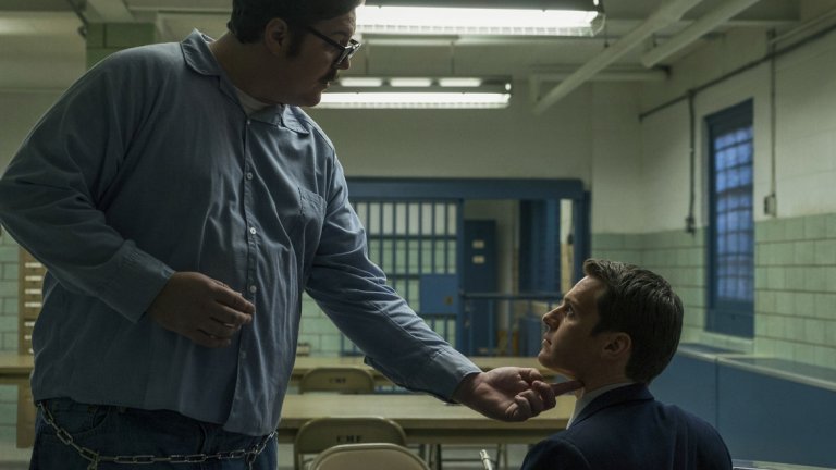 Ловец на мозъци / Mindhunter
IMDb рейтинг: 8,7
Ако харесвате "Зодиак" на Дейвид Финчър (създател на "Боен клуб"), то със сигурност ще останете доволни от новия му сериал. Mindhunter разказва историята на първите опити на ФБР да създаде криминални профили на серийните убийци. Сериалът е мрачен, стряскащ и изключително интересен за всеки, който някога се е питал какво се крие в ума на най-зловещите престъпници на всички времена.
