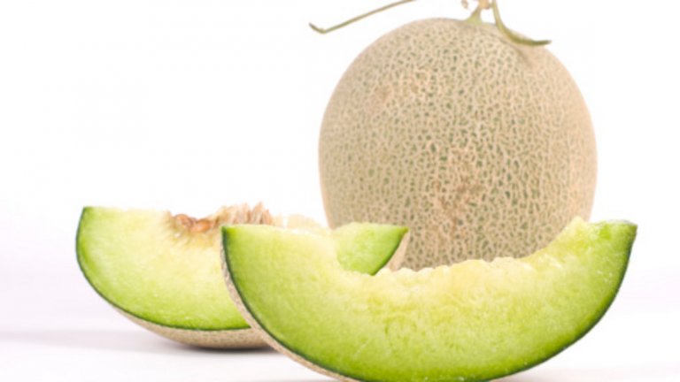 Пъпеш - 34 калории / 100 гр. 
Предотвратява обезводняването, спомага за борбата с жегата, има лек и освежаващ вкус, перфектен за десерт. В пъпешите се съдържа антиоксидантът зеаксантин, който филтрира вредните сини лъчи и се счита, че играе защитна роля за здравето на очите.
Рисковете за развитие на астма са по-ниски при хората, които консумират пъпеши и други храни, богати на бета каротин (най-често се съдържа в жълтите и оранжеви плодове и зеленчуци като пъпеш, морков, тиква). Пъпешите съдържат и фибри, калий, витамин С и холин и спомагат здравото сърце. Консумирането на храни с високо количество на калий въздейства благоприятно върху намаляването на кръвното налягане, както и на риска от инсулт.