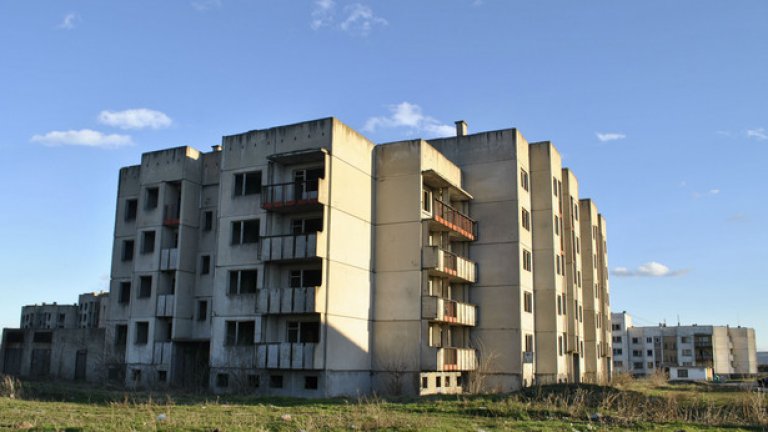 Първи рани от недомислицата АЕЦ "Белене" в града. Строени през 80-те години за работещите по атомната централа, тези жилищни блокове вече са навлязли в своята 30-та годишнина. Необитаеми и страховити, те са призраци, напомнящи за огромни злоупотреби