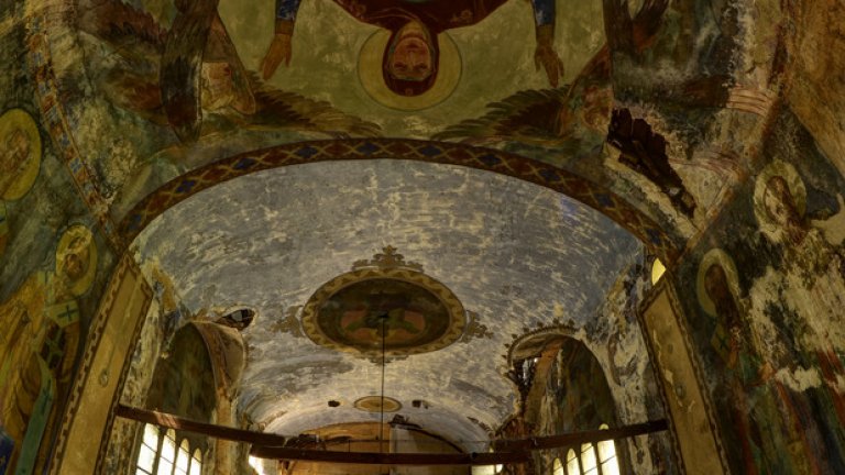 Света Богородица все така бди над олтара, който е покрит с избледняла плащеница - плах опит да бъде предпазен от разрухата