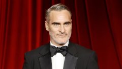 Хоакин Финикс 
Един от най-големите шампиони по потапяне на високобюджетни продукции на боксофиса е без съмнение Хоакин Финикс.  
Неговият “рекорд” бе поставен през последните две години – с „Жокера: Лудост за двама“ и „Наполеон“, които ще останат в историята като едни от най-грандиозните финансови провали. Вторият „Жокер“ е донесъл загуби от малко над 200 милиона долара, а „Наполеон“ – близо 150 милиона долара. 
Но това не е единствената мистерия около безоблачната кариера на Финикс. Актьорът се е сдобил с репутацията на един от най-трудните за работа в Холивуд. За снимките на „Наполеон“ например е пристигнал напълно неподготвен, признавайки на режисьора Ридли Скот, че няма представа как да изиграе френския император. 
Миналата година се оттегли от филм на Тод Хейнс („Май Декември“) точно преди началото на снимките. Същото е направил и с М. Найт Шаямалан, когато в последния момент се е отказал от главната роля в „На парчета“. 
Въпреки всичко кариерата на Финикс продължава да върви по вода, а тази година предстои да го видим в уестърн комедията „Едингтън“.
