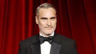 Хоакин Финикс 
Един от най-големите шампиони по потапяне на високобюджетни продукции на боксофиса е без съмнение Хоакин Финикс.  
Неговият “рекорд” бе поставен през последните две години – с „Жокера: Лудост за двама“ и „Наполеон“, които ще останат в историята като едни от най-грандиозните финансови провали. Вторият „Жокер“ е донесъл загуби от малко над 200 милиона долара, а „Наполеон“ – близо 150 милиона долара. 
Но това не е единствената мистерия около безоблачната кариера на Финикс. Актьорът се е сдобил с репутацията на един от най-трудните за работа в Холивуд. За снимките на „Наполеон“ например е пристигнал напълно неподготвен, признавайки на режисьора Ридли Скот, че няма представа как да изиграе френския император. 
Миналата година се оттегли от филм на Тод Хейнс („Май Декември“) точно преди началото на снимките. Същото е направил и с М. Найт Шаямалан, когато в последния момент се е отказал от главната роля в „На парчета“. 
Въпреки всичко кариерата на Финикс продължава да върви по вода, а тази година предстои да го видим в уестърн комедията „Едингтън“.