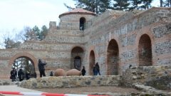 Къде сте виждали средновековна крепост, съчетана с византийски градеж, римски арки и възрожденски керемиди? Добре дошли в България