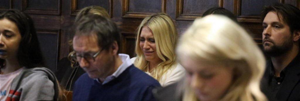 Кеша не сдържа сълзите си, след като съдът отказа да анулира договора й със Sony. Нейни фенове пред залата също не сдържаха емоциите си