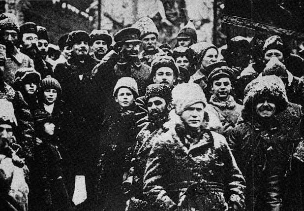 Троцки трябва да си ходи: през 1929 г. Ленин и Троцки - лидерът на червеноармейците, празнуват заедно втората година от Революцията. Троцки е в униформа и е вдигнал дясната си ръка. Скоро обаче изпада в немилост. След смъртта на Ленин...