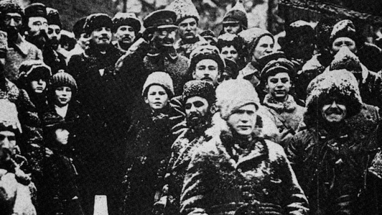 Троцки трябва да си ходи: през 1929 г. Ленин и Троцки - лидерът на червеноармейците, празнуват заедно втората година от Революцията. Троцки е в униформа и е вдигнал дясната си ръка. Скоро обаче изпада в немилост. След смъртта на Ленин...