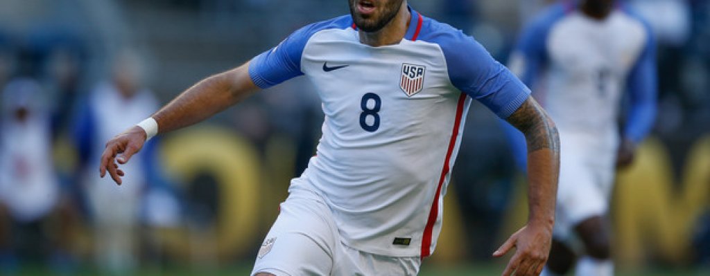 Клинт Демпси (Фулъм)
През 2012 г. американецът беше на 29 години и вярваше, че има време за още един голям трансфер. Затова обяви стачка с надеждата да бъде купен от Ливърпул. Треньорът на Фулъм Мартин Йол остана неприятно изненадан, а от Ливърпул не пожелаха да го вземат. Накрая Демпси беше продаден на Тотнъм в последния ден от трансферния прозорец.