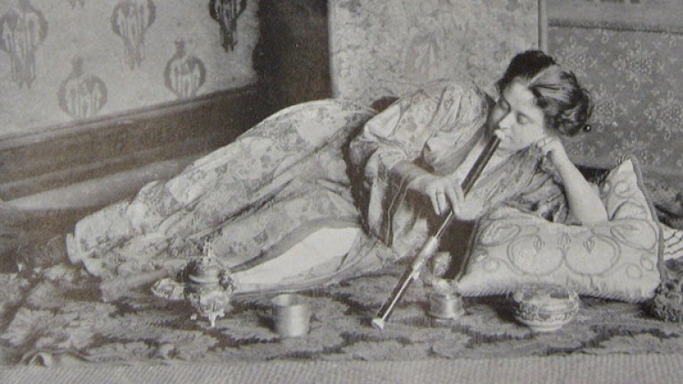 Не след дълго "среднощното масло“ се превръща в една от най-модните дроги във френската столица.