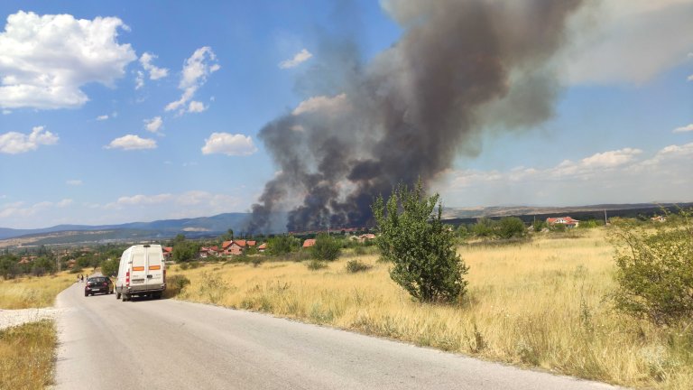 Пожар гори в близост до бензиностанция на АМ "Тракия" (СНИМКИ)
