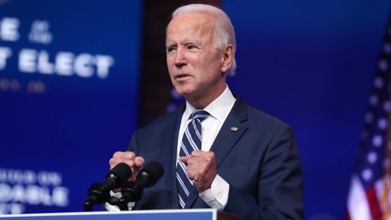 Джо Байдън срещна превъзбудена фенка в Parks and Recreation
В сцена от петия сезон главната героиня Лесли, заместник-директор на отдела по озеленяване в малък град в щата Индиана, е във Вашингтон и докато гледа Белия дом, планира как ще стане президент през 2020 г. След това получава специален подарък от годеника си - среща с Джо Байдън, по това време вицепрезидент на САЩ. Лесли, фен на Байдън, е завладяна от нервен смях и не може да откъсне очи... и ръце от Байдън. "Много сте красив", казва му тя, докато годеникът ѝ се опитва да я дръпне настрани.